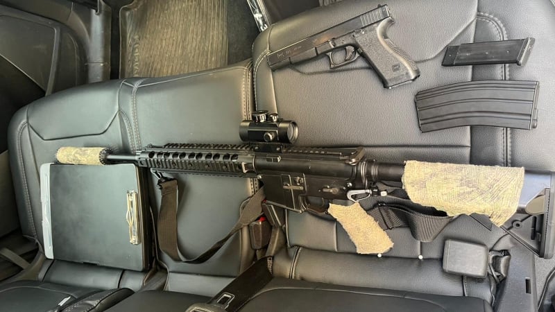 Muž na Letné střílel z okna airsoftovou zbraní. Se začátkem demonstrace ho zajistila policie