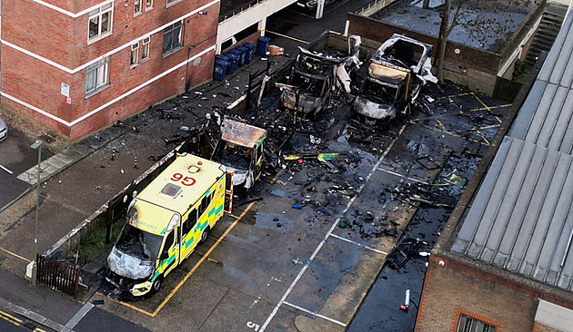 Žháři podpálili v Londýně čtyři sanitky. Šokující antisemitský útok, míní Starmer