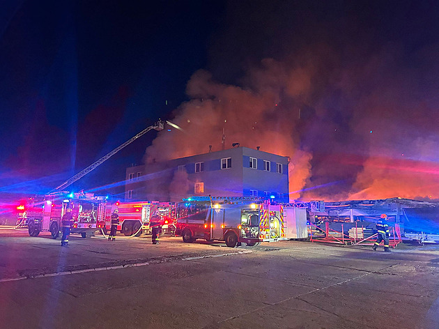 Koaliční rada jedná o požáru ve firmě, která vyrábí i drony pro Ukrajinu