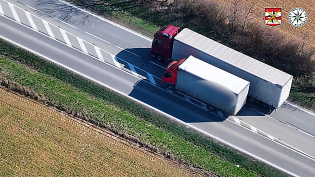 VIDEO: Čára přece není zeď, řekli si řidiči. Riskující motoristy nachytal policejní dron