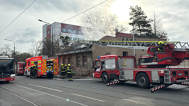 Hasiči likvidují požár v Michli. Uvnitř opuštěné budovy našli mrtvou ženu