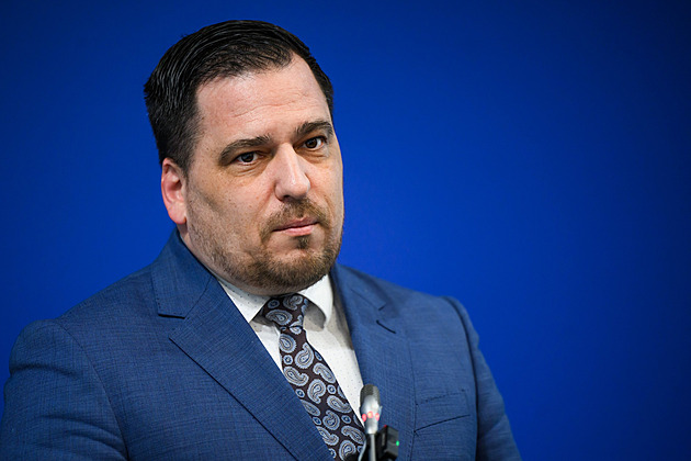 Europoslanec Zdechovský vybírá peníze pro seniora, který napadl Babiše berlí