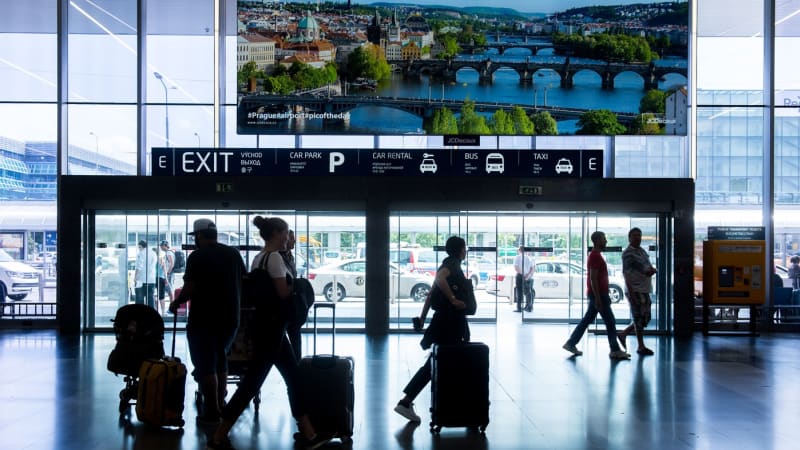 Interpol si na letišti v Praze vyzvedl dvojici násilníků. Do Česka jich předal v týdnu několik