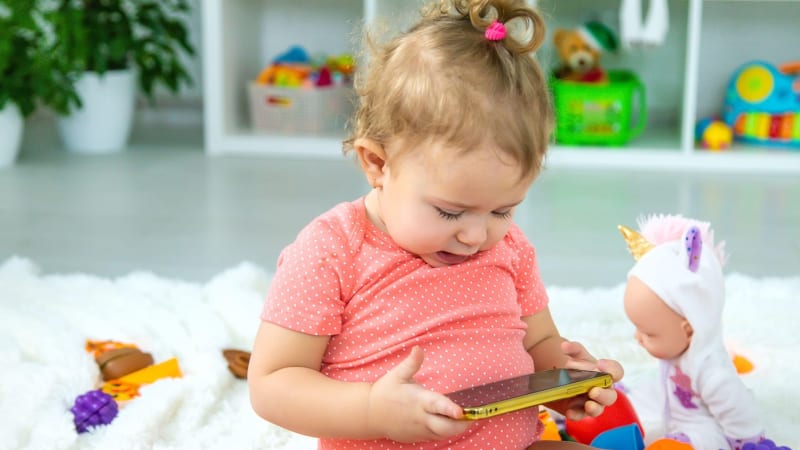 Nemluvně s mobilním telefonem? Může to mít vážné následky, bijí na poplach odborníci