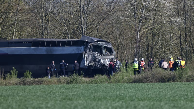 Rychlovlak TGV smetl ve Francii kamion. Strojvůdce zemřel, mnoho lidí je zraněných