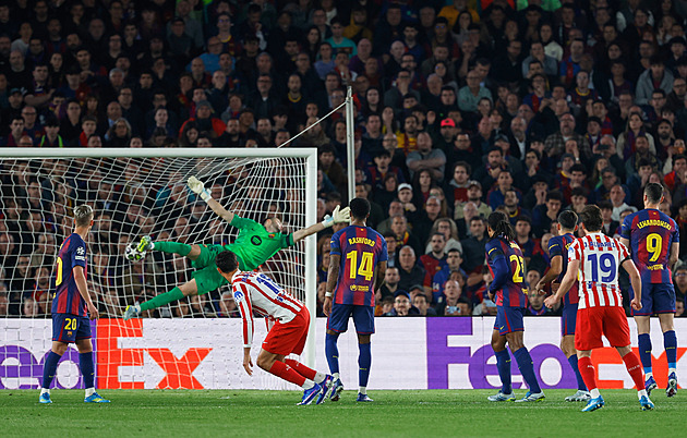 Oslabená Barcelona podlehla Atlétiku, Hancko nedohrál. PSG porazilo Liverpool