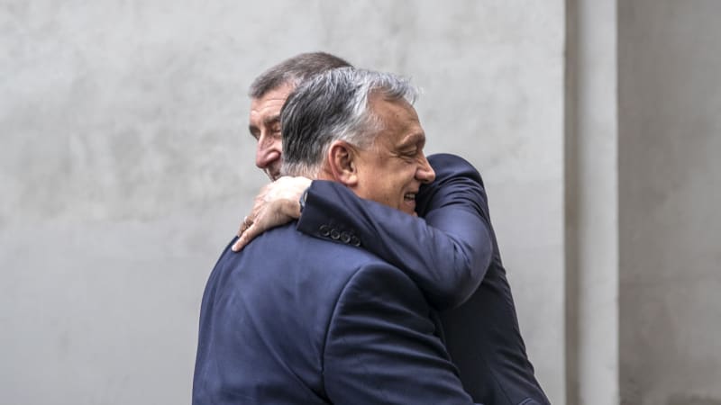 Babiš podpořil Orbána těsně před volbami. Bouřlivé časy vyžadují stabilitu, vysvětlil