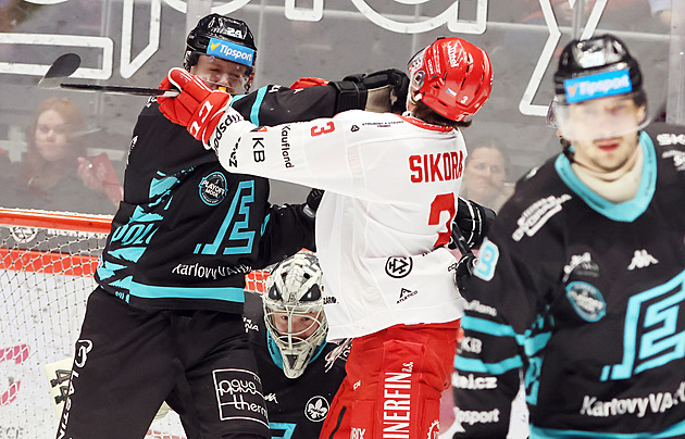 ONLINE: Třinec bojuje o postup, s Vary opět srovnává. Pardubice vyzvou Spartu