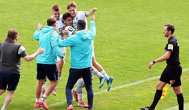 Doba je nejistá, ale my řešíme jen fotbal, řekl Jarolím. Šiguta podpořil