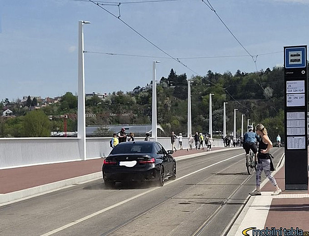 Policie už zjistila, kdo řídil BMW na Dvoreckém mostě, a potrestala ho