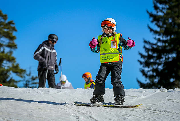 Lyžařská sezona vyšla parádně. Na Monínci si udělali zásobu sněhu pro tu další