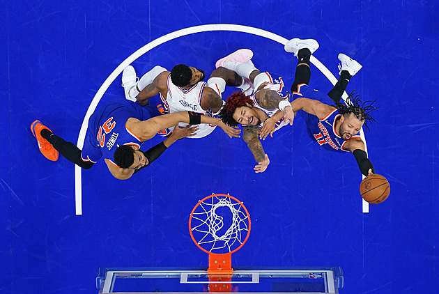 Knicks otočili ve Philadelphii a jsou krok od postupu, Wembanyama opět zářil