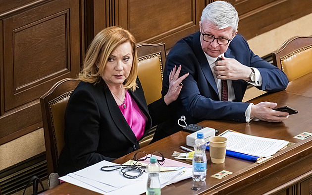 Sněmovna řeší rozpočtovou novelu. Kupka mluví o smrtícím elixíru
