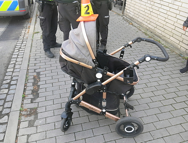 Vratká chůze, v kočárku tříleté dítě. Matka nadýchala téměř čtyři promile