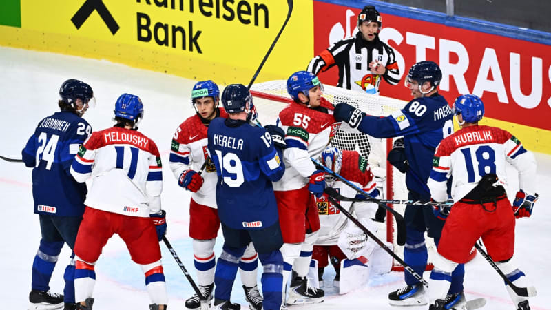 MS v hokeji ON-LINE: Češi snížili na 3:1, trefil se Hronek. Chytá Kořenář