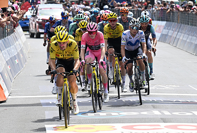 Giro ONLINE: Peloton už je v Římě a boj o etapu začíná. Vingegaard slaví titul