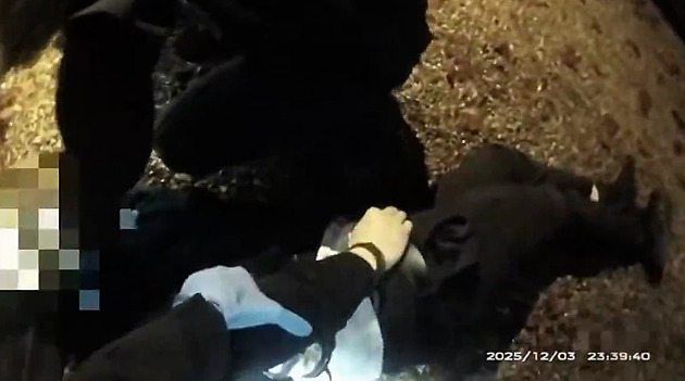 Nemůžu dýchat, říkal umírající. Policie ho spoutala, útočníkovi věřila řeči o rasismu