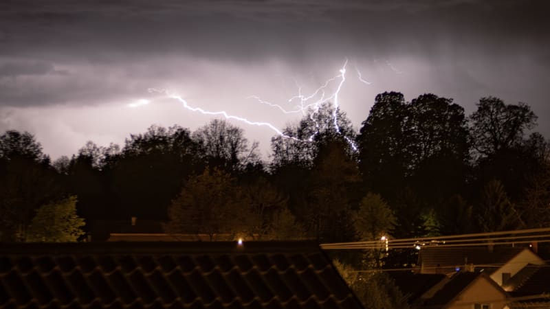 Silné bouřky s krupobitím vtrhly do Česka. Masakr, co se tu prohnalo, žasnou místní