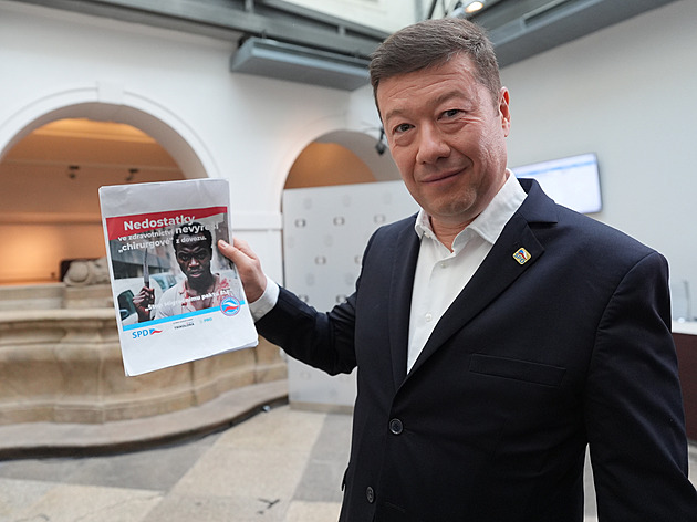 Plakát s chirurgy nebyl rasistický, tvrdí Okamura. Odporné, opáčila Urbanová