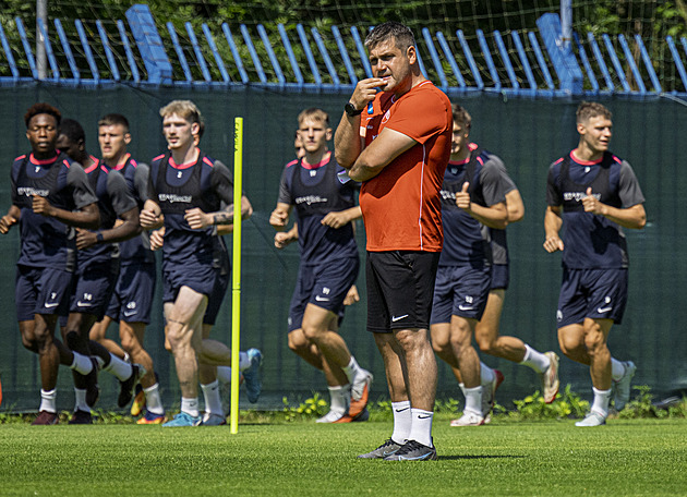 Nový liberecký kouč přivítal Hůlku. Diakité a N’Guessan sledují přípravu ze dveří
