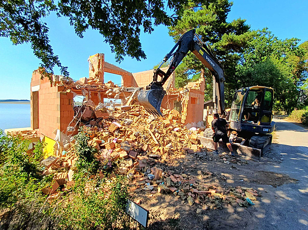 Dům náměstkyně jihočeského hejtmana Kozlové jde k zemi, neměl platná povolení