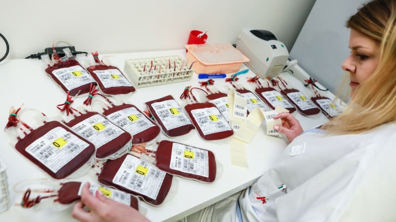 Pražské nemocnice hlásí nedostatek krve: Zásoby jsou podle lékařů na kritickém minimu