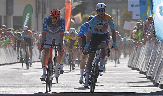 První etapu Czech Tour vyhrál ve spurtu Američan Sheehan, Neuman dojel šestý