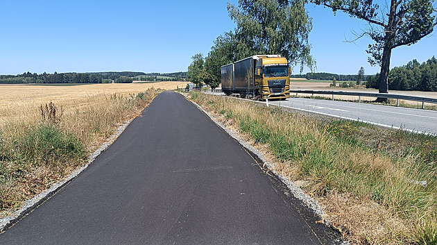 Nebezpečnému tahu se cyklisté vyhnou po nové stezce. Děkujeme za ni, volají