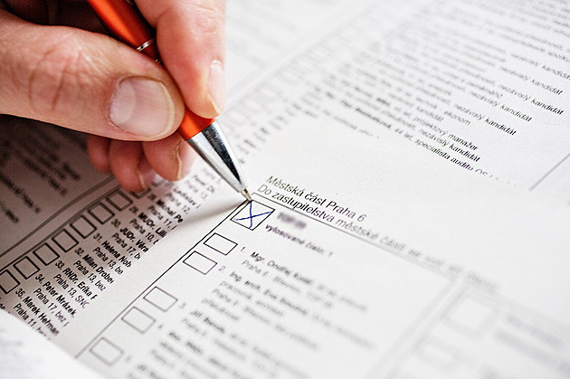 Jak volit v komunálních volbách: místo kroužků se dávají křížky. Kdy hlas neplatí?