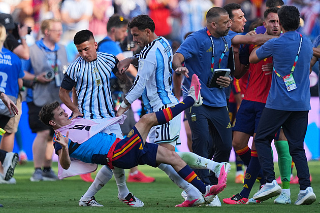 Paredes má za napadení Španělů po finále MS stop na 10 zápasů, Argentina pokutu