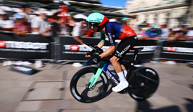Vuelta ONLINE: Úvodní časovka z dlažby casina. Vede Brennan, chystají se favorité