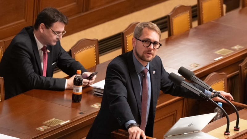 Macinka se vysmál Havlovi, který věnoval Schillerové trhací kalendář. Přidal i urážlivé gesto